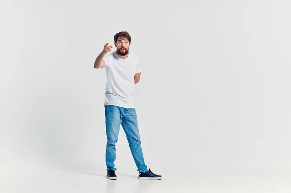 Uomo in bianco t-shirt divertimento Studio — Foto Stock