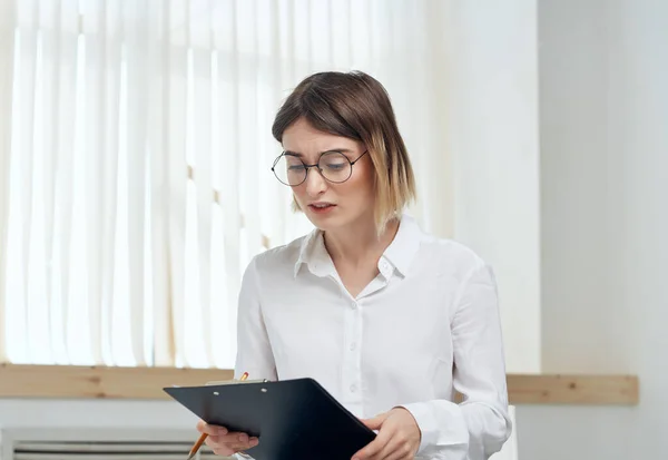 Donna d'affari in camicia bianca con cartella in mano per documenti da ufficio — Foto Stock