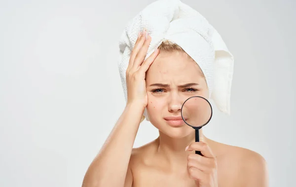 Гарна жінка з рушником на голові прищі на обличчі дерматологія — стокове фото