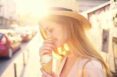 Sokakta yürüyen çekici kadın. Moda yaz modeli.