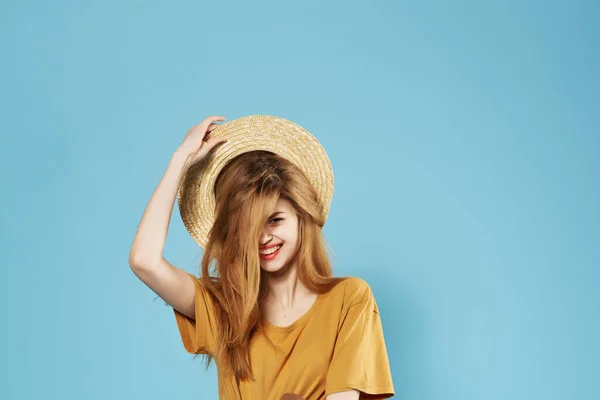 Roztomilý módní žena v klobouku životní styl studio léto — Stock fotografie
