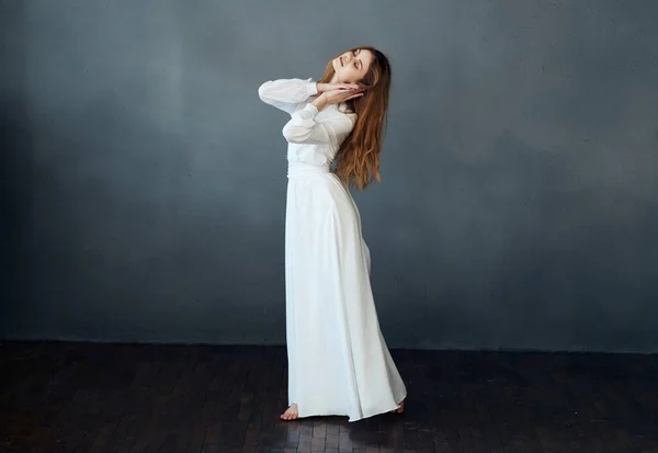 Mulher bonita em vestido branco dançando fundo escuro estilo de vida — Fotografia de Stock