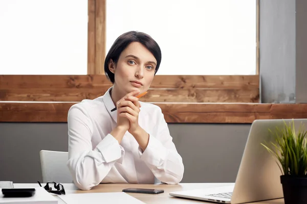 Manager féminin dans le bureau avec des lunettes fond de lumière confiance en soi — Photo