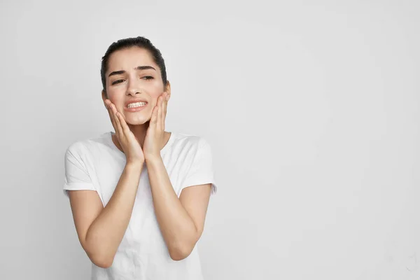 Donna con mal di denti in t-shirt bianca problemi di salute insoddisfazione — Foto Stock