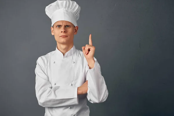 Homem alegre em uniforme de chefs levanta a mão Restaurante gourmet — Fotografia de Stock