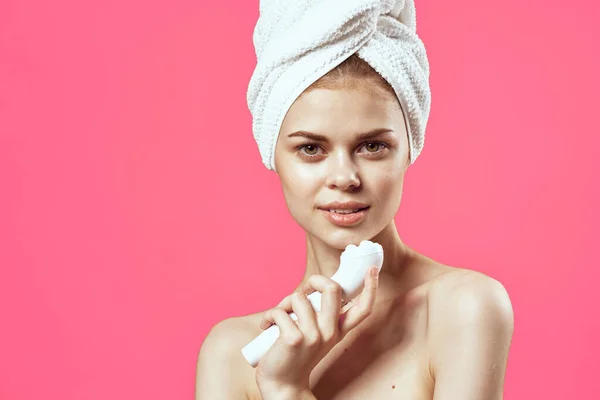 Mujer con toalla en la cabeza hombros desnudos masaje medicina cosmética — Foto de Stock