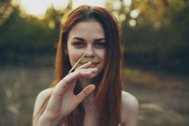 Elinde peygamber devesi olan güzel bir kadın.