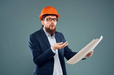 Duygusal adam inşaat endüstrisinin koruyucu üniformasında çalışıyor.