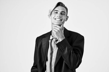 Yakışıklı, şık saç stilleri olan şık bir adam.