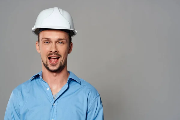 Homem na construção uniforme engenheiro profissional de trabalho — Fotografia de Stock