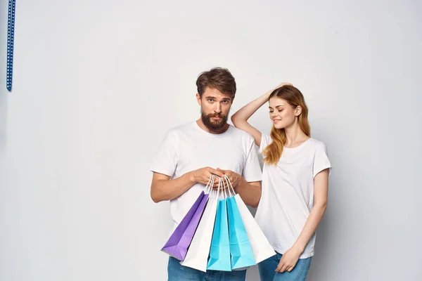 Muž a žena s balíčky v ruce nákupy zábavní slevy — Stock fotografie