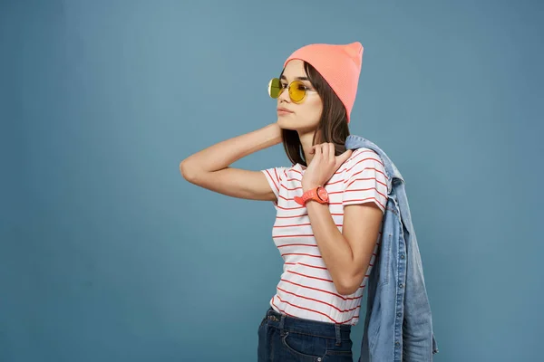 Femme en t-shirt rayé portant un chapeau rose posant dans un style moderne — Photo
