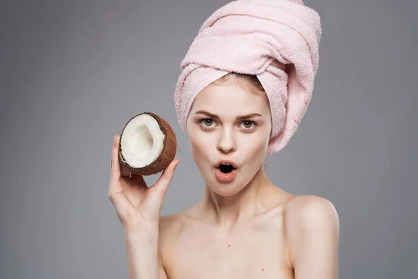 Wanita cantik kulit telanjang perawatan kelapa latar belakang terisolasi — Stok Foto