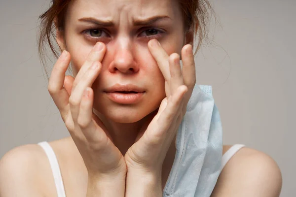 Zieke vrouw medisch gezichtsmasker koude geïsoleerde achtergrond — Stockfoto