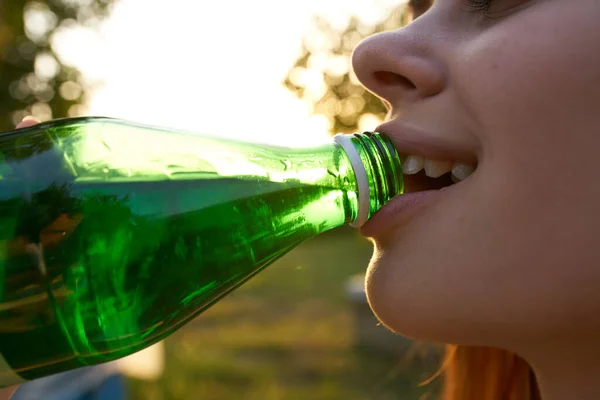 Mosolygó nő ivóvíz egy palack szomjúság természet — Stock Fotó