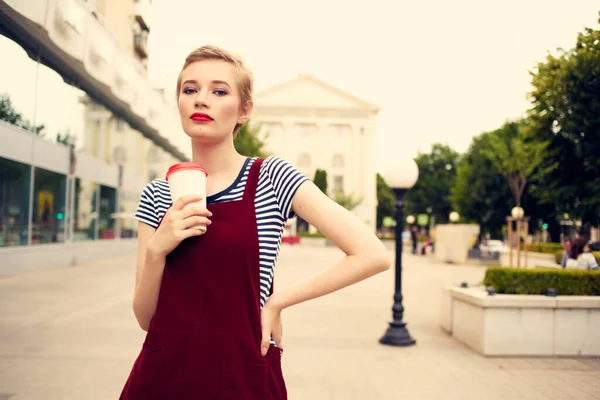 Ganska kort hår kvinna utomhus röda läppar kaffe kopp fritid — Stockfoto