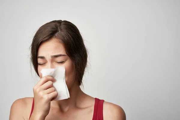 Mujer fría con problemas de salud con el pañuelo virus de la gripe — Foto de Stock