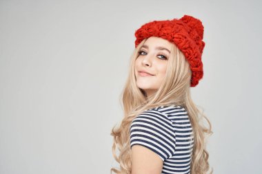 Şık giyinmiş güzel bir kadın Kırmızı Şapkalı poz stüdyosu