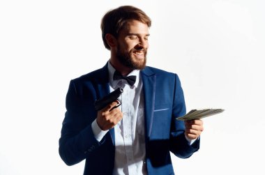 Takım elbiseli bir adam. Milyoner hafif bir geçmişi var.