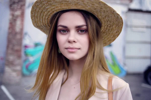 Jolie femme dans la rue portant chapeau et lunettes modèle — Photo