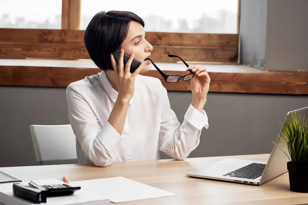 Nő jelmez előtt laptop dokumentumok Szakmai Job elszigetelt háttér — Stock Fotó