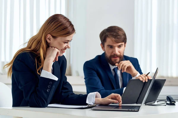 Geschäftsmann und Frau arbeiten gemeinsam vor Laptop-Profis — Stockfoto