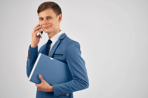 Homme dans un dossier bleu costume parler sur le téléphone travail professionnel — Photo