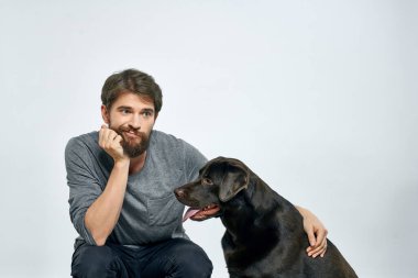 Saf köpek dostluğu yaşam tarzının yanında bir adam.