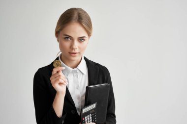 Siyah ceketli kadın para kripto para sanal para