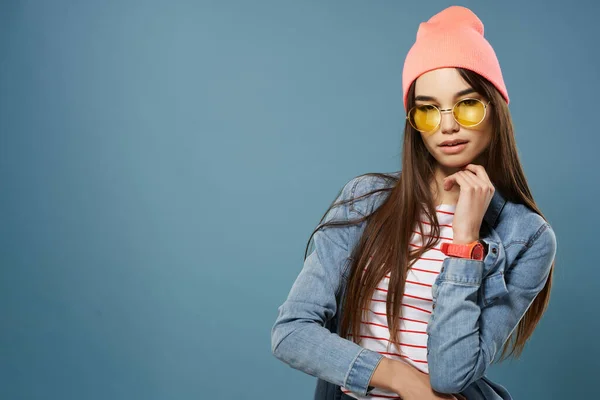 Wanita memakai kacamata kuning topi merah muda berpose pakaian modern — Stok Foto