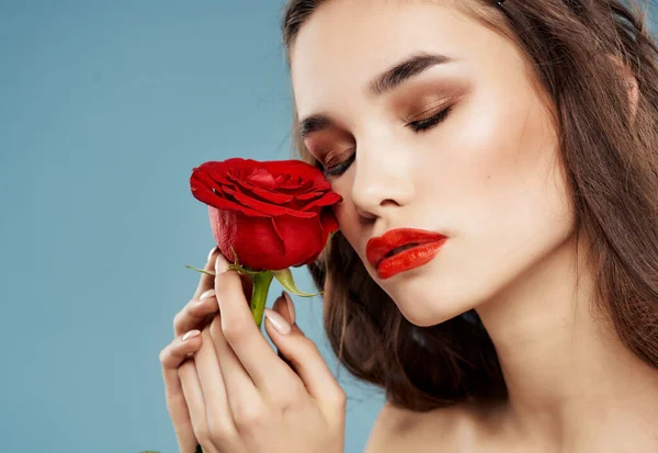 Bella donna attraente sguardo rosa fiore pelle pulita posa — Foto Stock