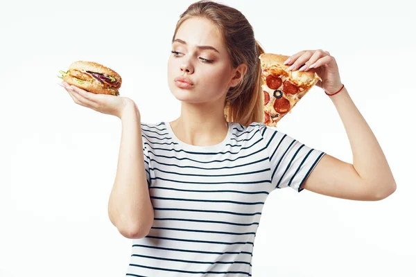 Mujer en rayas camiseta comer pizza comida rápida dieta luz fondo —  Fotos de Stock