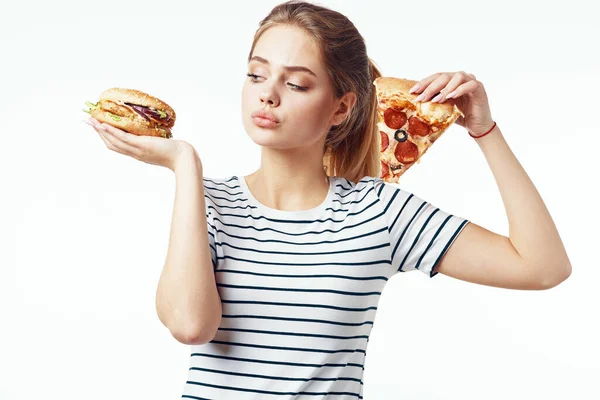 Mujer en rayas camiseta comer pizza comida rápida dieta luz fondo — Foto de Stock