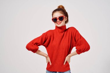 şık bir kadın. Kırmızı dudaklar açık arkaplan.