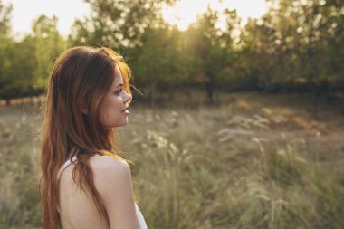 Sahadaki neşeli kadın özgürlük doğa yürüyüşü