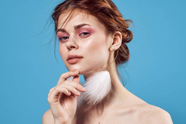 Çıplak omuzlu kadın kürklü seri moda yakın çekim