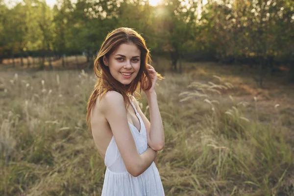 Vacker kvinna utomhus i fält frihet fritid livsstil — Stockfoto