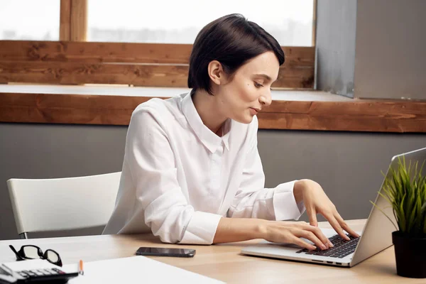 Mulher de negócios na mesa de trabalho na frente do escritório profissional laptop — Fotografia de Stock