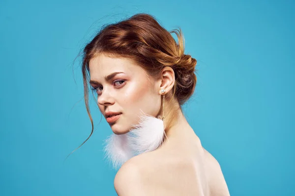 Attraktiv kvinna nakna axlar fluffiga örhängen ljus makeup — Stockfoto