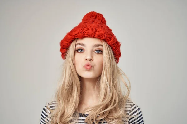穿着时髦衣服的金发美女红帽浅色背景生活方式 — 图库照片