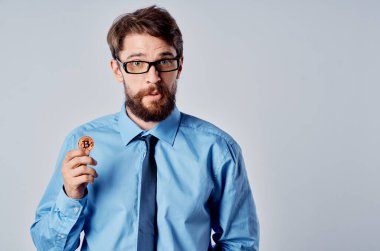 Mavi gömlekli adam kripto para birimi Bitcoin duygu yatırımı