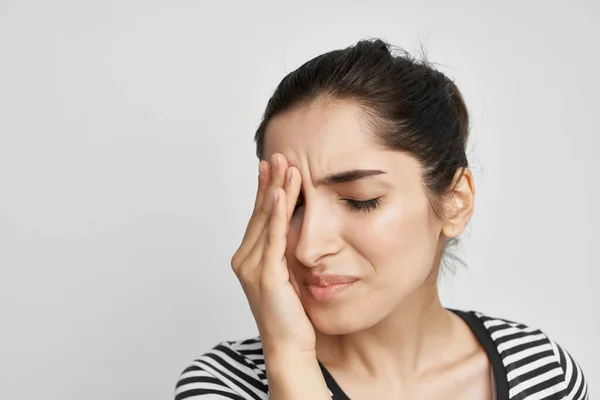 Mujer sosteniendo su cabeza medicina tratamiento estrés dolor de cabeza —  Fotos de Stock