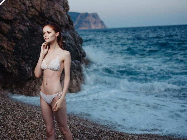 Csinos nő fehér bikini strand sziklák — Stock Fotó