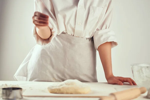Kock knåda deg på bordet kök baka professionell — Stockfoto