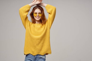 Güzel kadın çekici moda modern tarz hafif arka plan