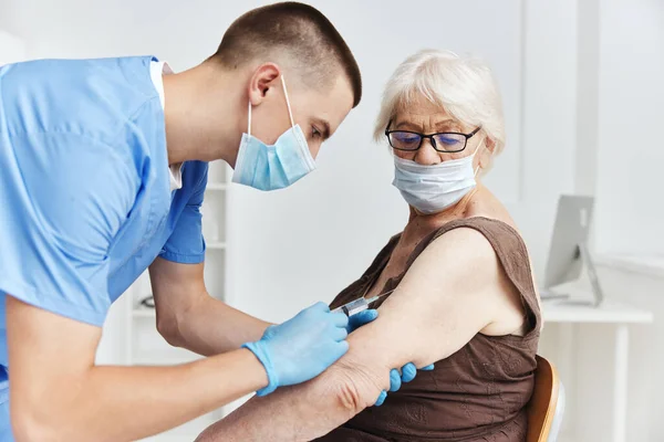 Läkare med en spruta vaccin pass pandemisk coronavirus — Stockfoto