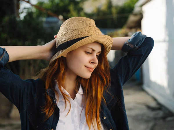 Wesoła ładna kobieta z kapeluszem na zewnątrz chodzić słońce — Zdjęcie stockowe