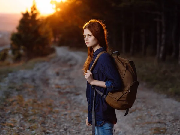 Turista mujer con mochila en la naturaleza viaje aventura vacaciones —  Fotos de Stock