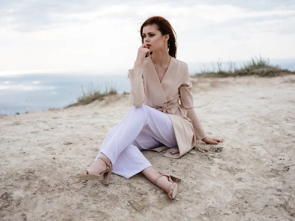 Jolie femme posant près des rochers dans le sable modèle Voyage — Photo