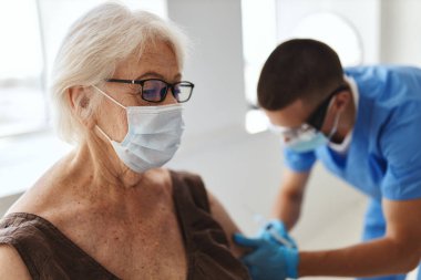 Yaşlı kadın ve doktor hastane aşısı pasaport.